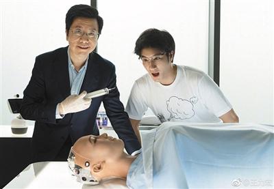 李开复客串王力宏《A.I。爱》MV。 图片来自王力宏微博
