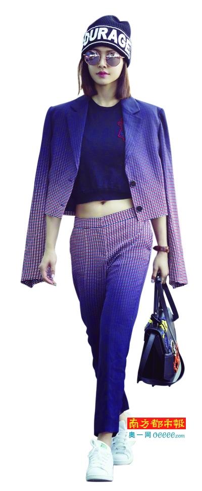 蔡依林紫色格纹西装套装，帅气。