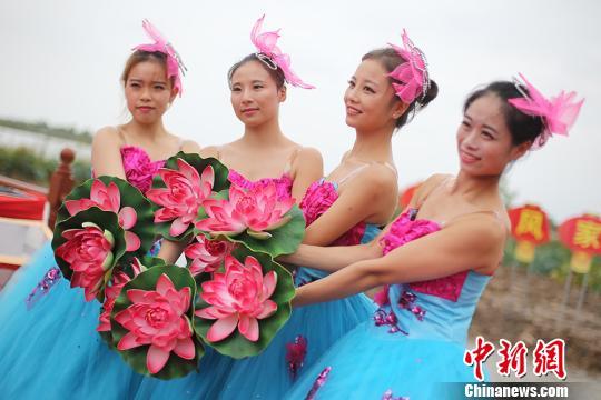 美女舞蹈团与游客互动。　泱波　摄