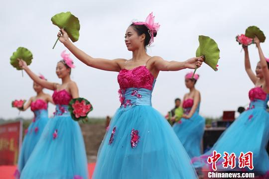 美女们化身“荷花仙子”。　泱波 摄