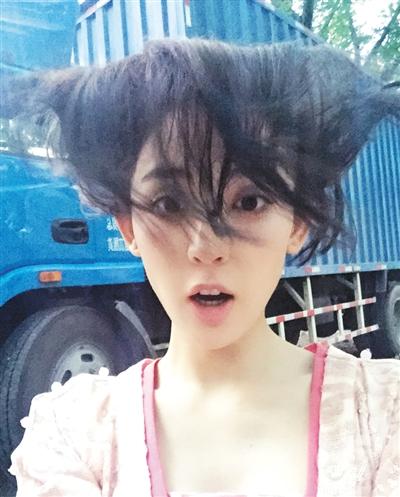 虽然作品中的娜扎都是美美的,但她说她从不介意扮丑。
