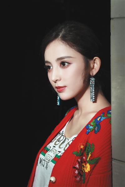 如今的娜扎已经进入了一个不再追求“被理解”的阶段:“现在我认为一个演员、艺人有神秘感挺好的,没必要让全世界的人太了解我的生活,了解我是什么样的一个人。只希望大家把关注放在我的作品上,也想大家都看到我在进步。”