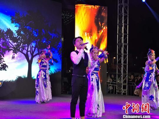 来自湖南益阳的大学生歌手刘博威当晚以一曲《乌兰巴托的夜》夺得第四届金音杯歌手大赛全国总决赛资格。　王昊昊　摄
