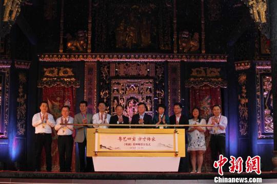 《粤剧》特种邮票首发仪式15日在佛山祖庙万福台举行　程景伟　摄