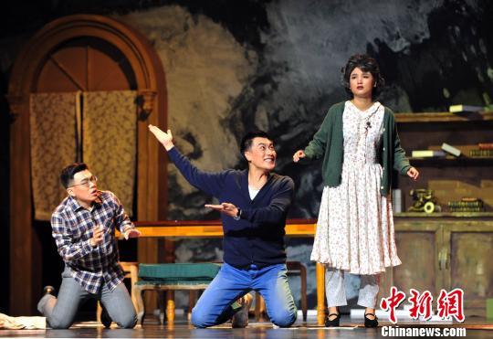话剧《亲爱的叶莲娜》剧照。演员赵杰(左一)在剧中饰演巴沙。　胡健 摄