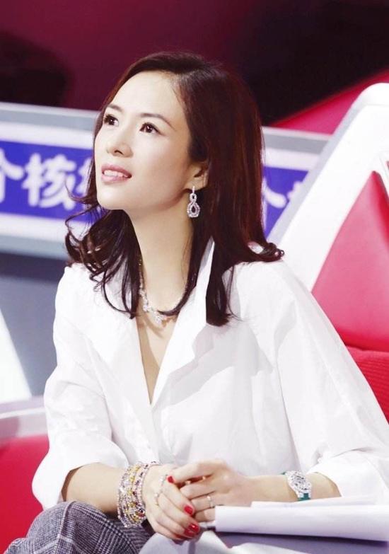 在很多写她的文章下面,都会看到有人评论说“为什么子怡要嫁给汪峰啊?”