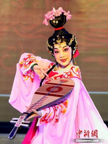 图为陈娟娟在传统折子戏《昭君出塞》中饰演王昭君。泉州高甲戏传承中心供图