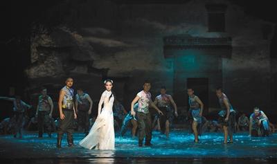 田沁鑫的《青蛇》在水剧场上演。 图/视觉中国