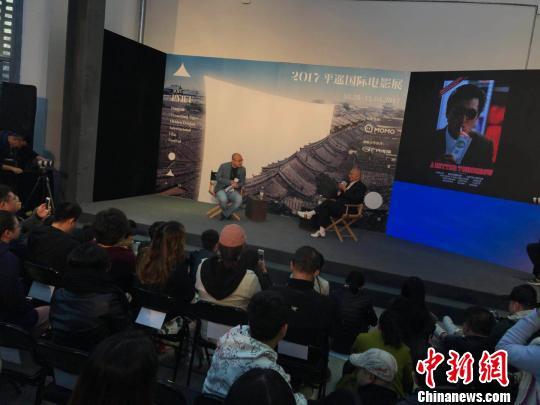 在一个多小时的对谈中,知名电影人魏君子与吴宇森畅聊《英雄本色》、《喋血双雄》两部带有吴宇森烙印的电影。 胡健 摄