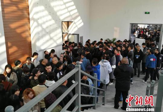 来自世界各地的影迷在门前排队等候进入大师班现场。 胡健 摄