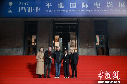 贾樟柯导演、马克·穆勒主席与《村戏》导演郑大圣，在红毯现场。主办方提供