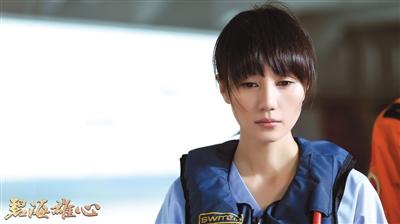 袁泉饰演搜救医生。