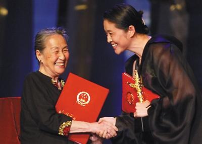 黄素影和倪萍一起荣获华表奖优秀女演员奖。