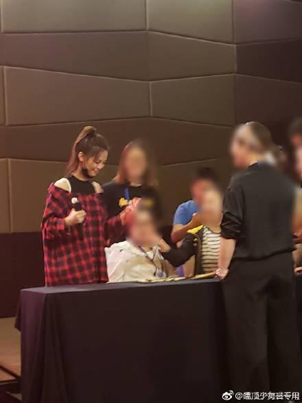 脱鞋被嘲?观众对杨超越是不是太苛刻了?