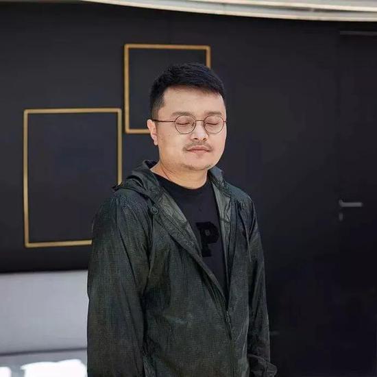 17日毕赣在戛纳的一张照片，被拍到的时候正好闭眼了（图来自微博@映画森林 ）