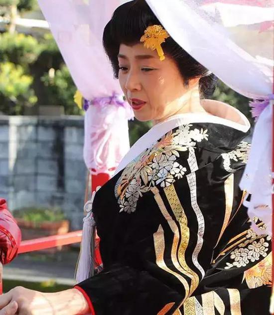 然而,活动一终结便由记者拍到她与当地的以为电视制作人入住联相符酒店的照片。