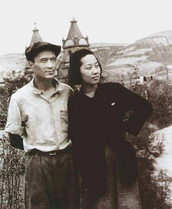1945年8月15日日本投降后,田方和于蓝在延安鲁艺大礼堂的后山合影