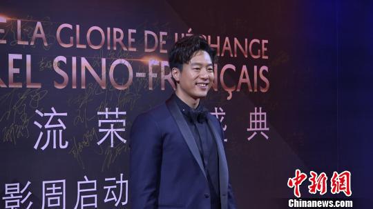 演员凌潇肃当晚获颁“中法文化传播大使”荣誉称号。　康玉湛 摄