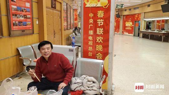 釆访春晚彩排,从晚上6点进场,到夜里11点出来,肚子饿了。封面新闻记者也来蹭央视春晚的盒饭!