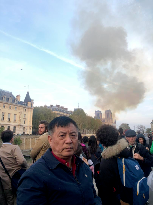 著名电影制片人方励,在巴黎圣母院现场