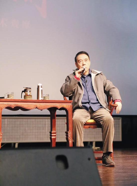 “你忘了,咱们是怎么唱红的了?还不就是凭了师傅的一句话。”