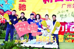 ▲星爷率领《新喜剧之王》的一众演员现身,对于新片的演员都是“非科班出身”,星爷解释:“因为他们演技好啊。”信息时报记者 萧嘉宁 摄