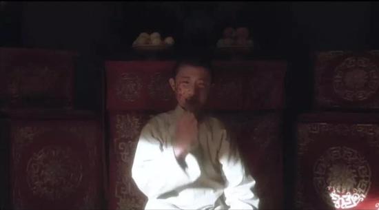 (16岁的尹治饰演少年程蝶衣,在那场戏中他真扇了自己耳光,甚至牙龈出血。)