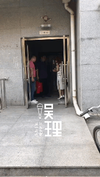 旗袍女追上前,将礼物递给了赵忠祥