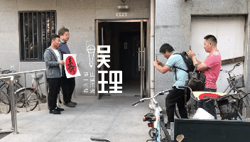 拍摄中的赵忠祥及经纪人、合影团成员等
