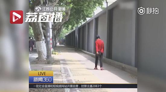 网友称，涂鸦墙被粉刷后显得格外单调。 江苏卫视视频截图