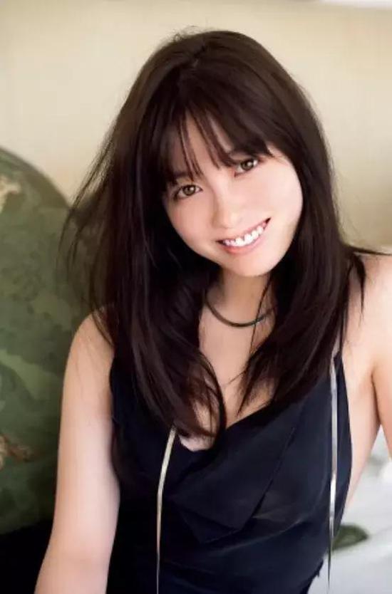 桥本环奈不断挑战自我 尝试不同风格的形象