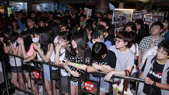 AKB48握手会的粉丝们。图/视觉中国
