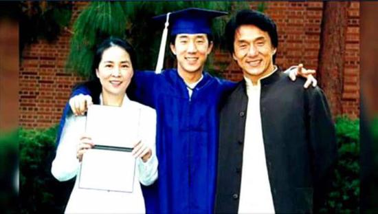 成龙房祖名罕见同框,隔着王力宏夫妇距离差很远