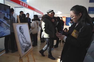 12月9日,中国传媒大私塾园盛开日,弟子运动中间,考生和家长前来询问有关报考信休。 新京报记者 侯少卿 摄