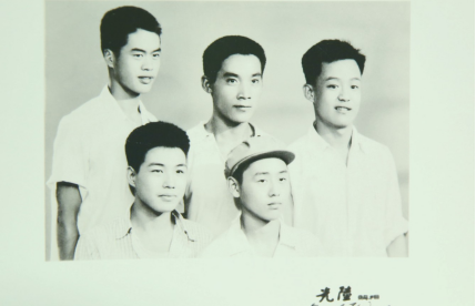 在中国京剧院时与师兄弟的合影。前排右边的是马德华。
