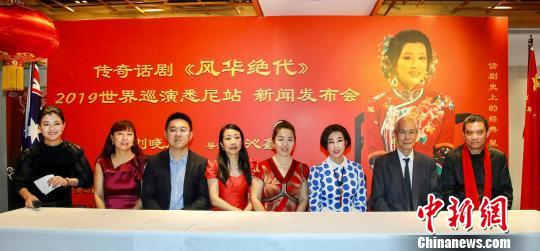 刘晓庆与出席新闻发布会的嘉宾合影。 姜长庚 摄
