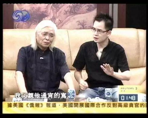 徐啸力与父亲徐子久在凤凰卫视访谈节目现场。