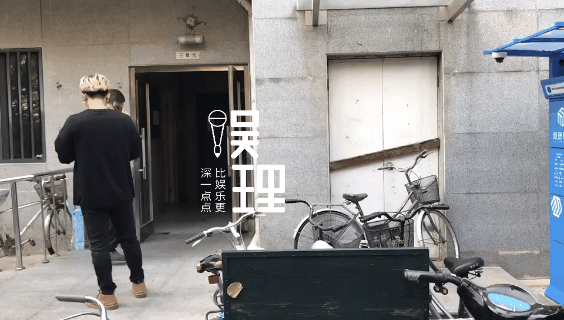 拍摄结束后,赵忠祥打着电话进楼