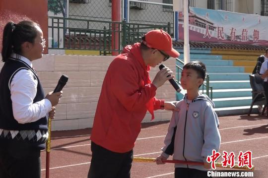 图为六小龄童在演讲现场与同学互动。 马知远 摄
