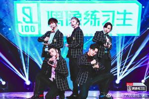 蔡徐坤(右)和朱正廷(左)在演唱《PPAP》时刷