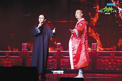 GAI（右）现场与京剧表演艺术家王珮瑜合作演绎《空城计》。