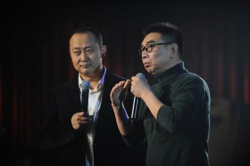 胡马踏破了山谷的宁静;狼烟惊恐着北国的天空,