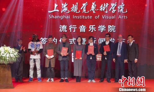 周冰倩、李泉、林隆璇受聘为首批“音乐大师课特聘导师”;方俊、Russell Ferguson、Phillip Chbeeb为首批“舞蹈大师课特聘导师”。 范雪非 摄