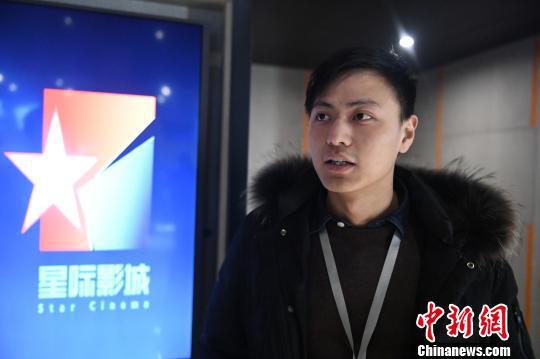 图为:阿里影业星际影视副店长邵阳接受记者采访。 王远 摄
