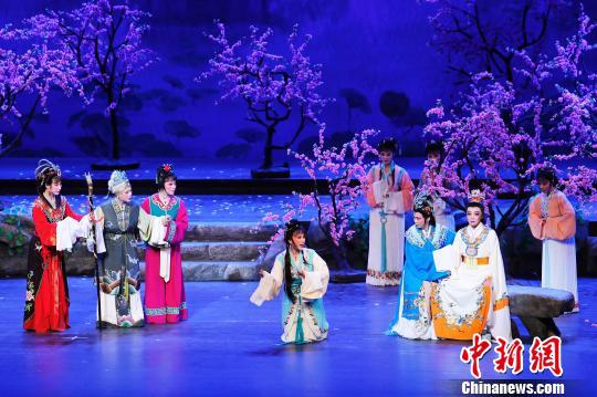 殿堂版中国越剧《红楼梦》在上海大剧院演出。　殷立勤 摄