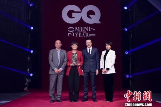 中国新闻社副社长、智族杂志社社长夏春平为知识分子编辑部代表颁奖。