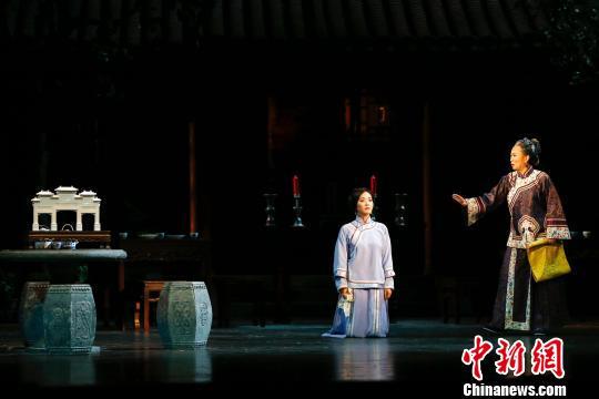 《牌坊》再登首都劇場 富田 攝