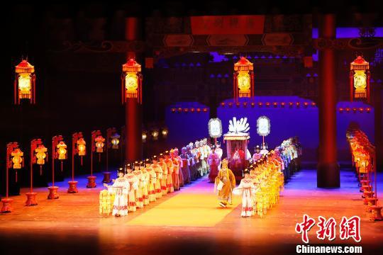 殿堂版中国越剧《红楼梦》在上海大剧院演出,舞美设计惊艳全场。 殷立勤 摄