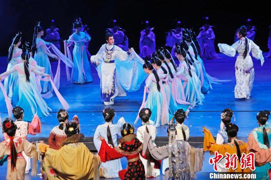 殿堂版中国越剧《红楼梦》在上海大剧院演出,舞美设计惊艳全场。 殷立勤 摄