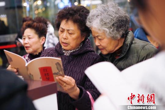 殿堂版中国越剧《红楼梦》在上海大剧院演出,许多老戏迷冒雨前来。 殷立勤 摄
